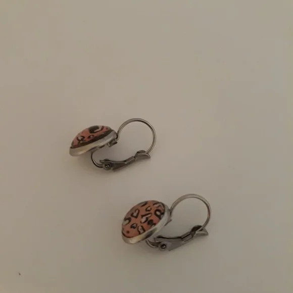 Leopard Heart leverback earrings - Picture 2 of 3